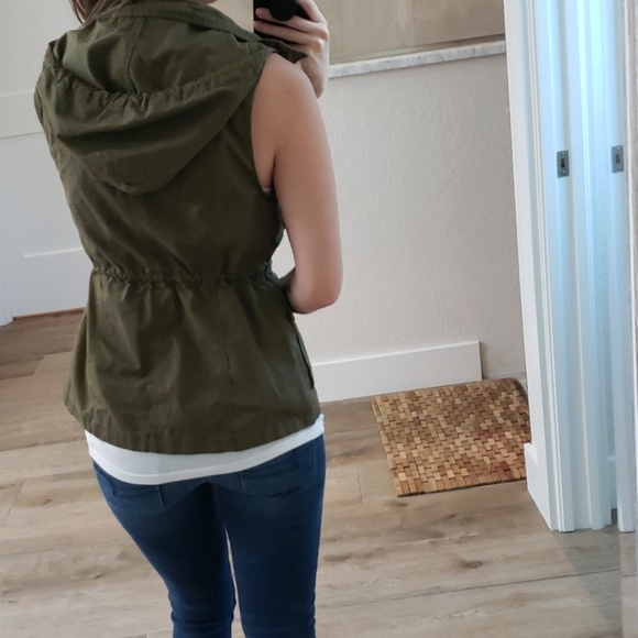 Green hooded sleeveless vest w/adjustable waist - Picture 2 of 3